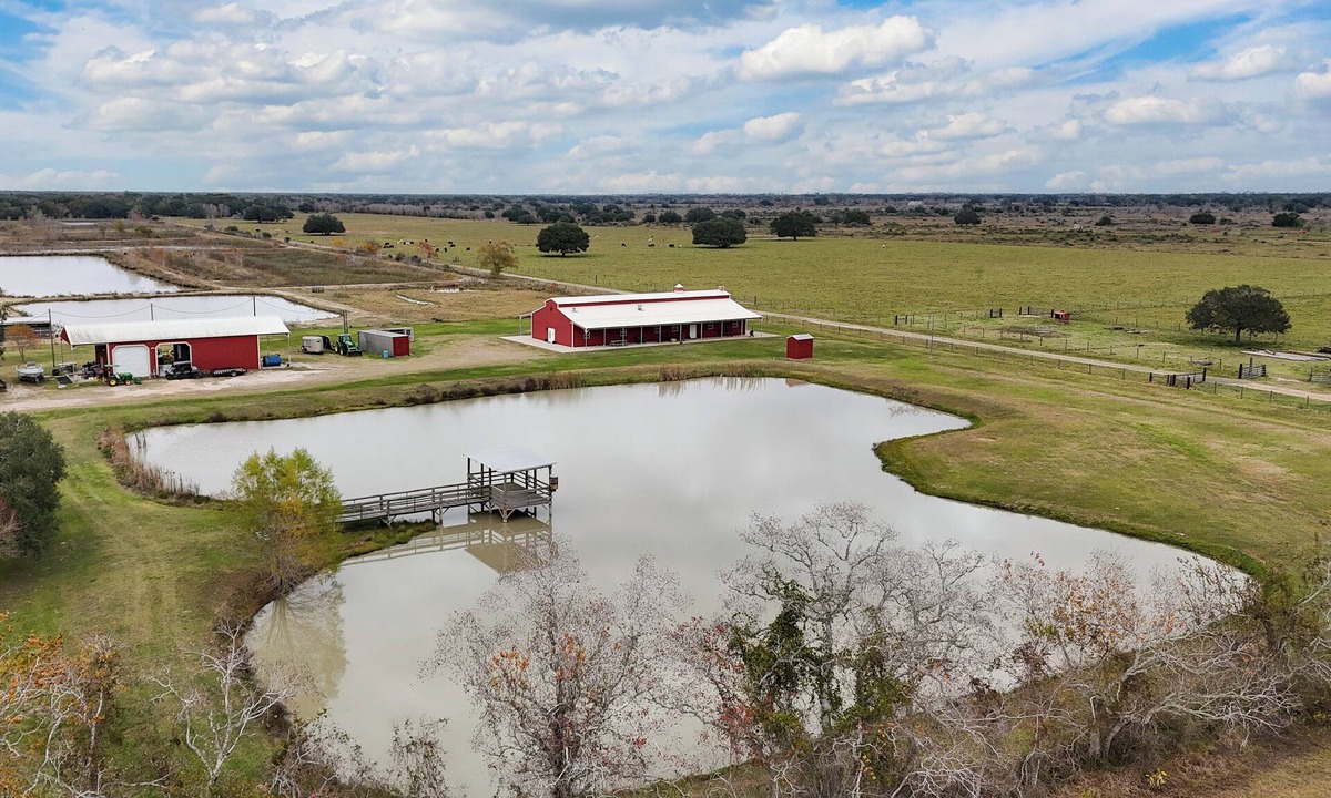 Damon Cabin | Spacious 6-bedroom lodge in beautiful Damon with AC