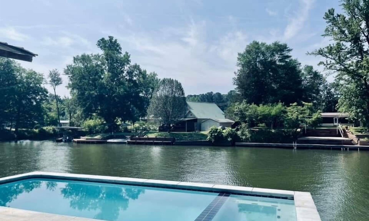 Mountain Pine House | Spacious 8-bedroom house on beautiful Lake Hamilton w pool & theater room