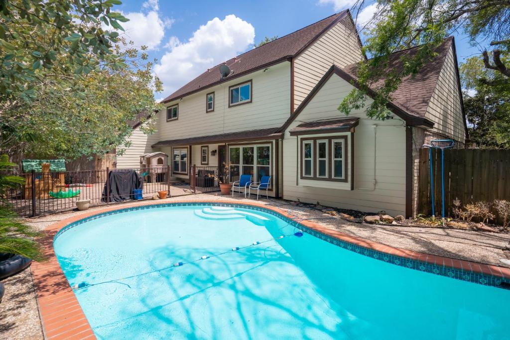 Barker House | Spacious and quiet 5 beds 3 and a half bathroom home away from home in Katy Texas