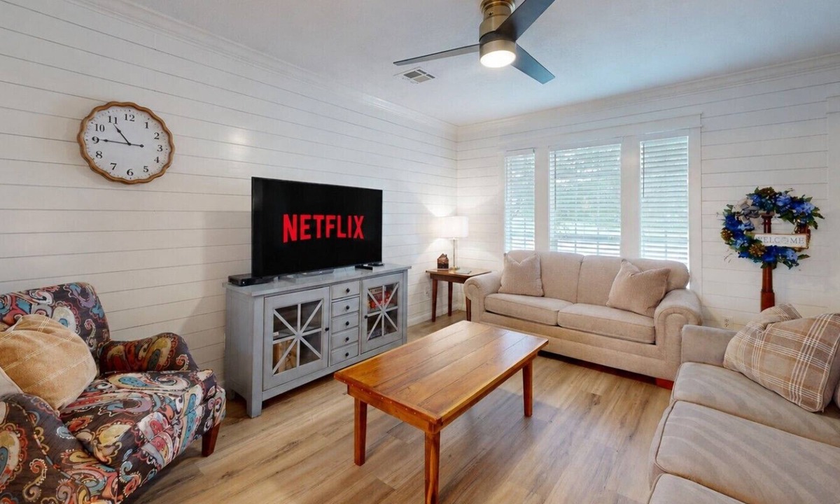 College Station House | Spacious Central Charm - Central College Station Location by Lovely Central Park