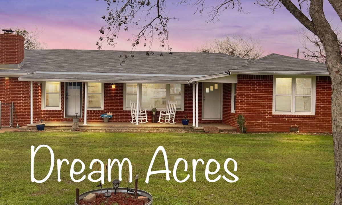 Clay House | Spacious Country Retreat Close to SAFB, WF. Work or Play!