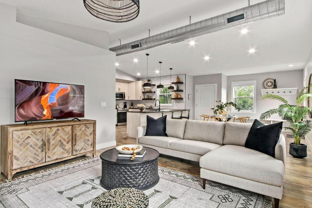 Old Town Apartment | Spacious Downtown Apartment - Walk to Old Town FC!
