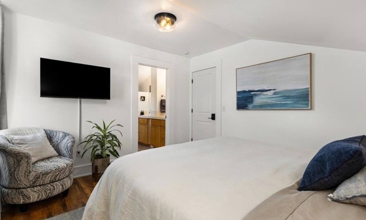 North End Bed & Breakfast | Spacious downtown loft, with soaking tub&gym access-walk to BSU and Boise River!