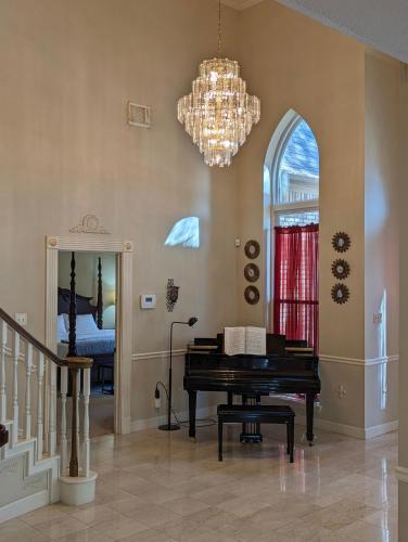 Memorial Northwest Villa | Spacious FIFA Houston Home with Pool Sleeps 13