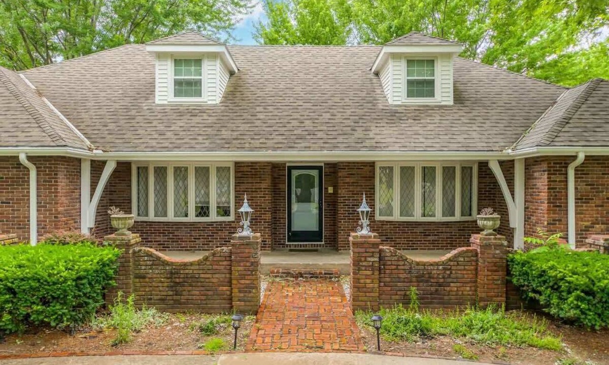 Blue Springs House | Spacious Home 6BR Game Room and King Beds Sleeps15