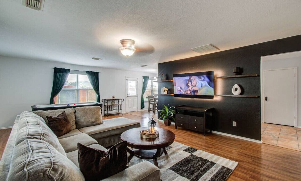 Houston House | Spacious Houston Retreat near IAH, Spring and The Woodlands