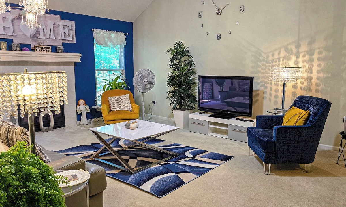 Gladstone House | Spacious Kansas City Townhome with 2 Living Rooms Near Downtown Stadiums and MCI