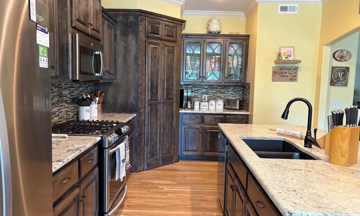 Kansas City House | Spacious KC Home Sleeps 7 4 Full Baths Free Parking 3,005 Sq Ft