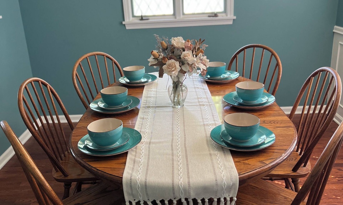 Gladstone House | Spacious KC Retreat : 4BR Sleeps 8 - 15 min from Airport - 20 min from Arrowhead