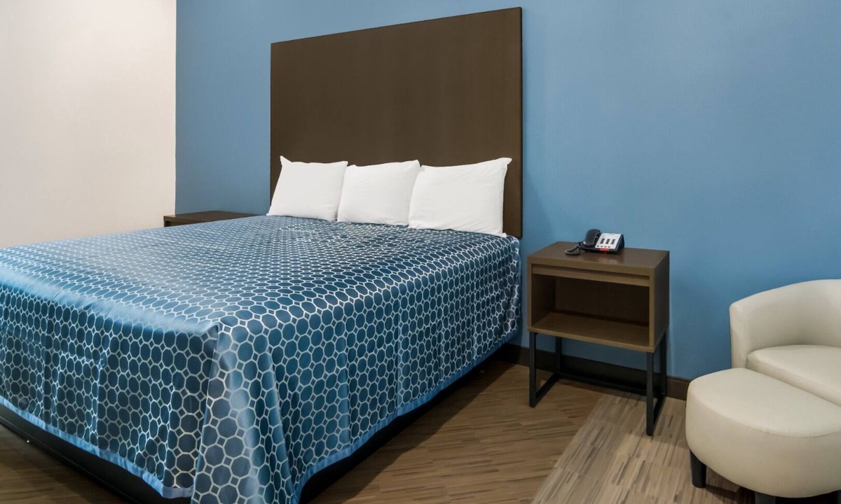 Forest Hill Hotel | Spacious King Room, Scottish Inns, Comfort Close to Tarrant County College