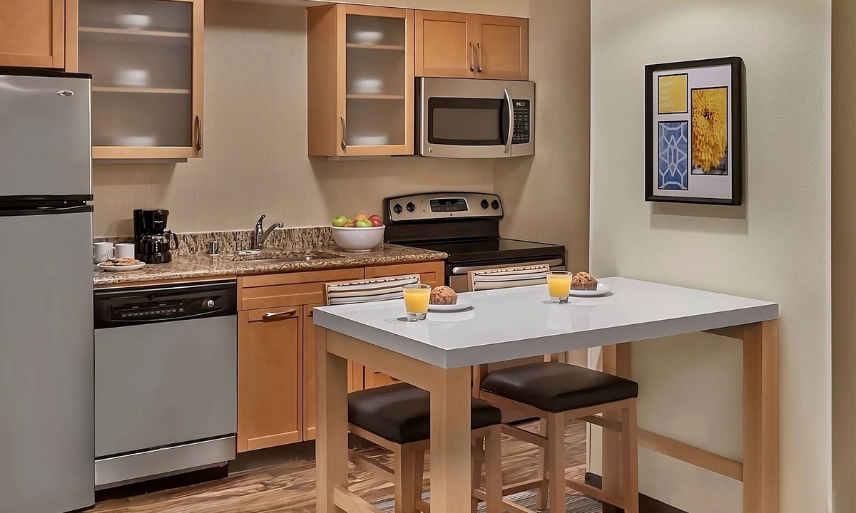 Chesterfield Hotel | Spacious Loft Suite with Fully-equipped Kitchen! W/Sports Court Onsite!