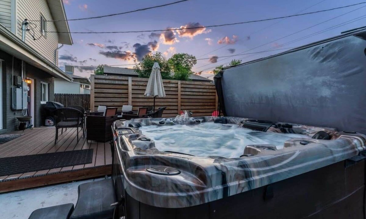 Northglenn House | Spacious & Pet Friendly- Hot Tub & Mountain Views
