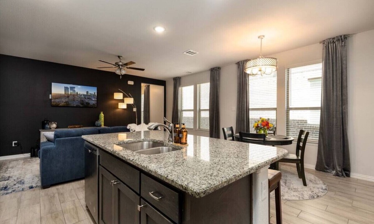 Fort Worth Cottage | Spacious Pet Friendly - 7 Miles to Eagle Mountain Lake