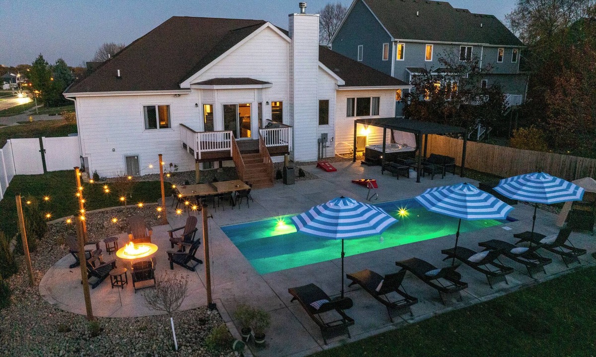West Des Moines House | Spacious Resort w/Pool/Hot tub/Firepit/Ardade/BBQ/Walk to mall and restaurants