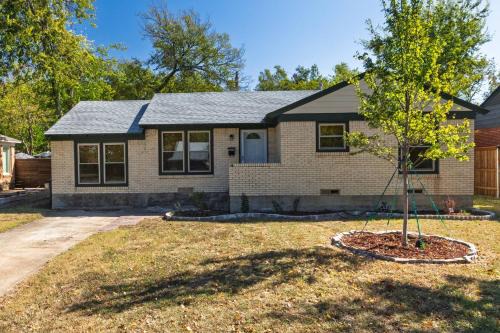 Dallas House | Spacious Spot for World Cup - Up to 6 Fans!