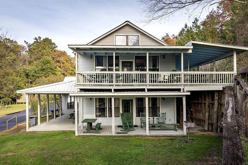 Zwolle Cabin | Spacious Triplex Cabin with Lake View & Fishing Pier, Shared Outdoor Deck, Near Zwolle, LA