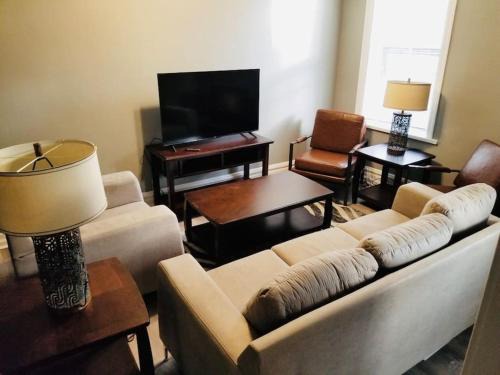 Shaw House | Spacious Unit in Shaw Neighborhood - 2 blocks to park Sleeps 12