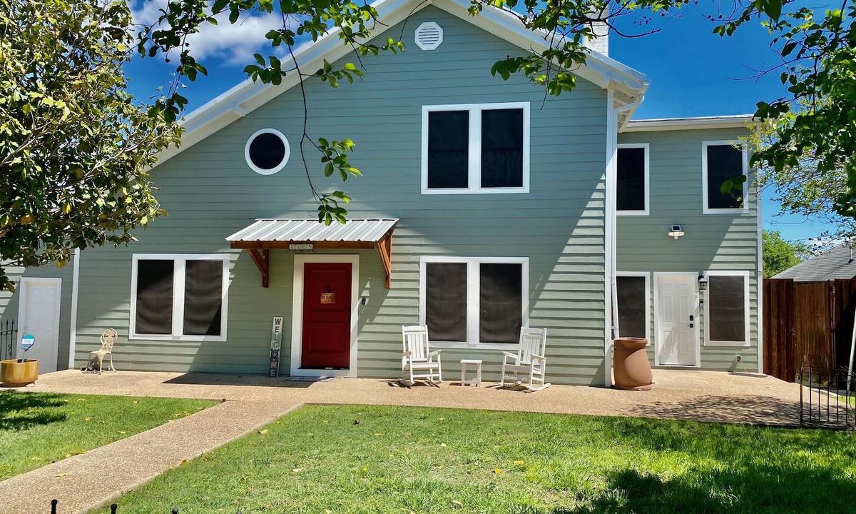 Waco House | Spacious Waco Bear Den-5 BR/4BA + Mother-in-law Suite Attached Garage Hottub
