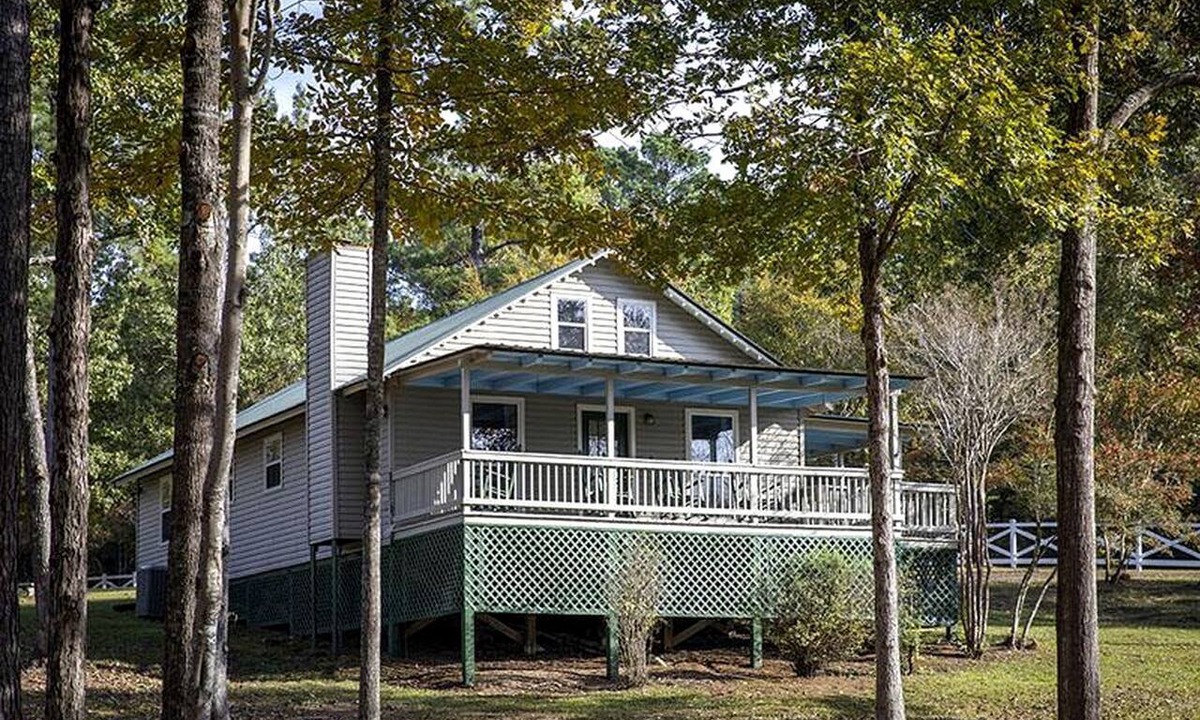 Zwolle Cabin | Spacious Waterfront Cabin Overlooking Private Pond near Zwolle, Louisiana
