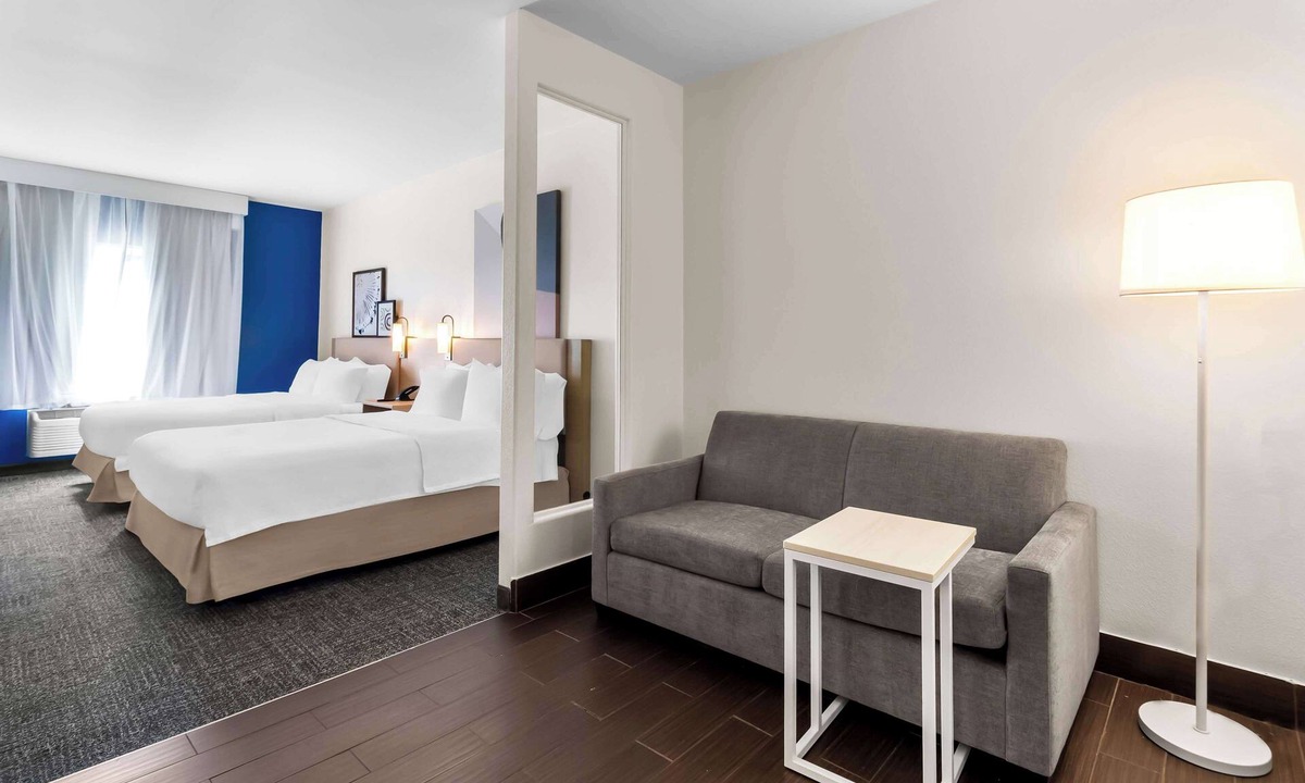 Pearland Hotel | Spark by Hilton Pearland