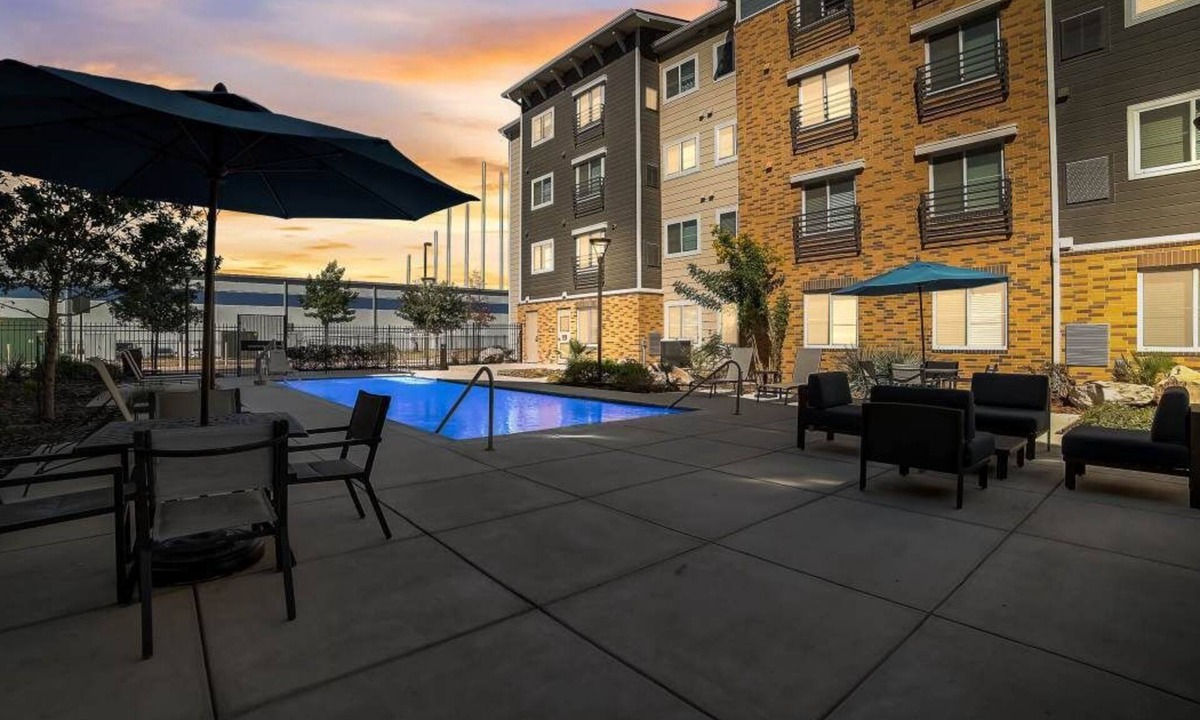 Far North Central Apartment | Spectacular 1Bd/1Bth Apt at The Rim I Gym
