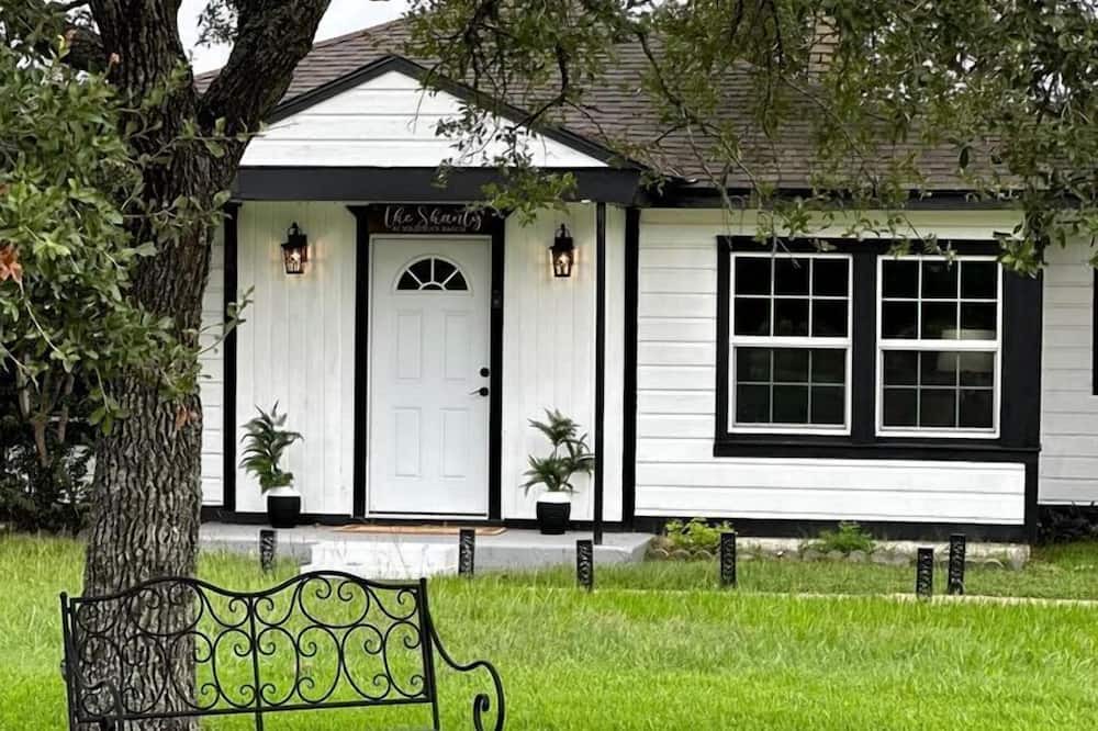 Carmine Cottage | Spectacular Secluded Cottage in Round Top, Texas