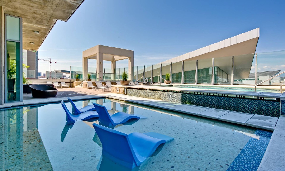 Downtown Denver Condo | ❤️SPIRE LOFT-Pool-Hot Tub-Gym-Parking-Views-WiFi-Washer/dryer in unit-Smart TV❤️