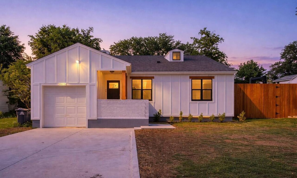 South Arlington House | Sports Court + Pool Table | Sleeps 12