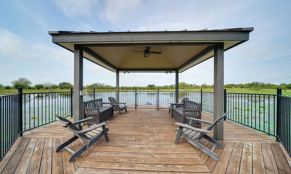 Yancey House | Sprawling 6-Home Yancey Ranch w/On-Site Lake
