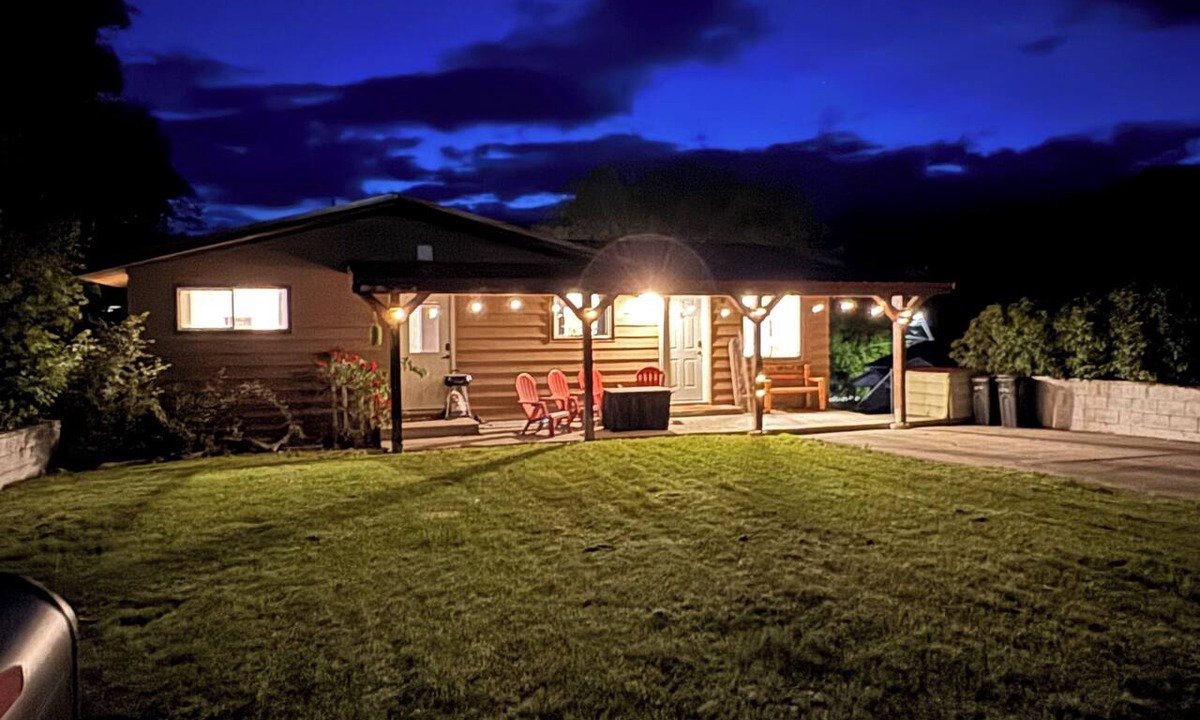 Tonasket House | Stargazer’s Retreat · Telescope + Mountain Views