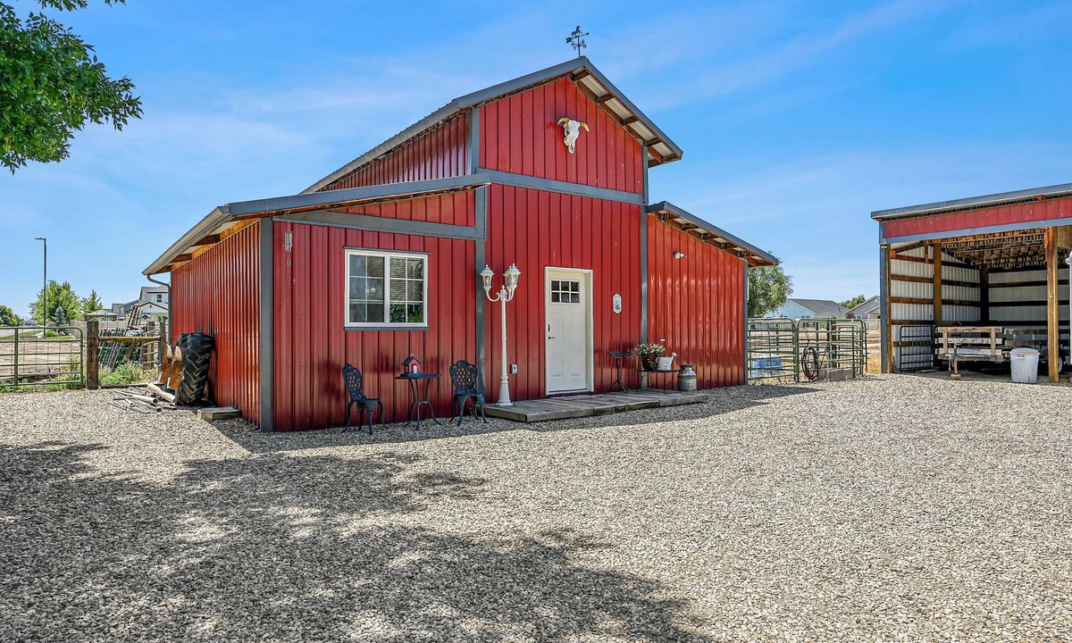 Kuna House | Stay at The Barnhouse in Kuna - Rustic Retreat for Two with Fireplace Near Boise