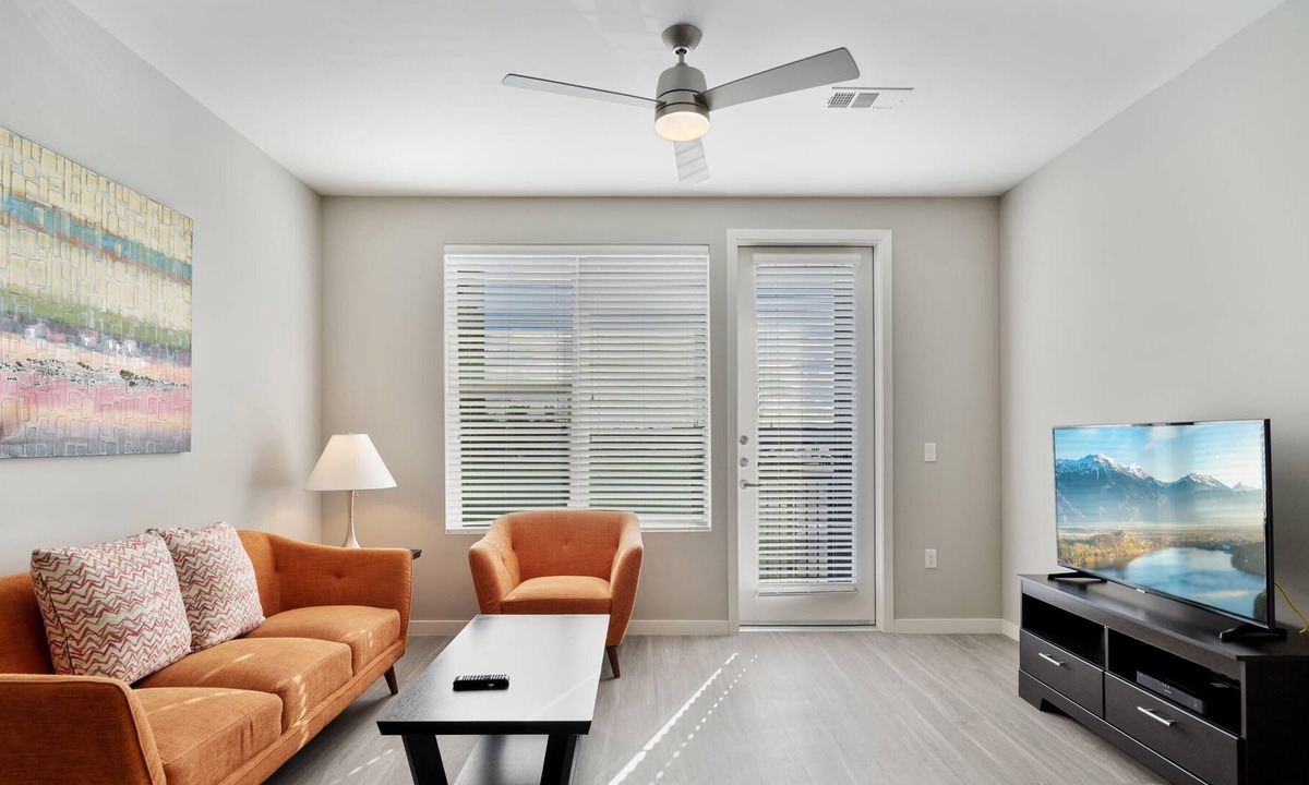Camelback East Apartment | Stay Gia Modern 1BR Apartment with Swimming Pool