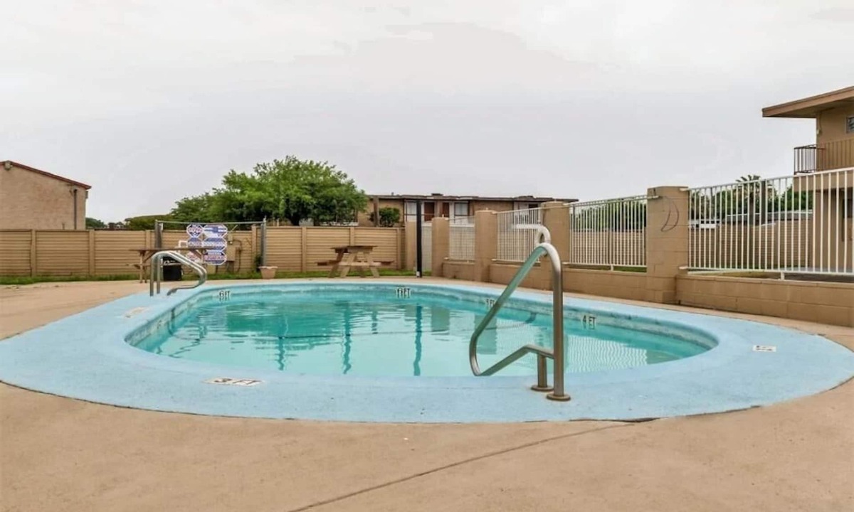 West San Antonio Hotel | Stay Near Local Parks in San Antonio - 2 Budget-Friendly Rooms!