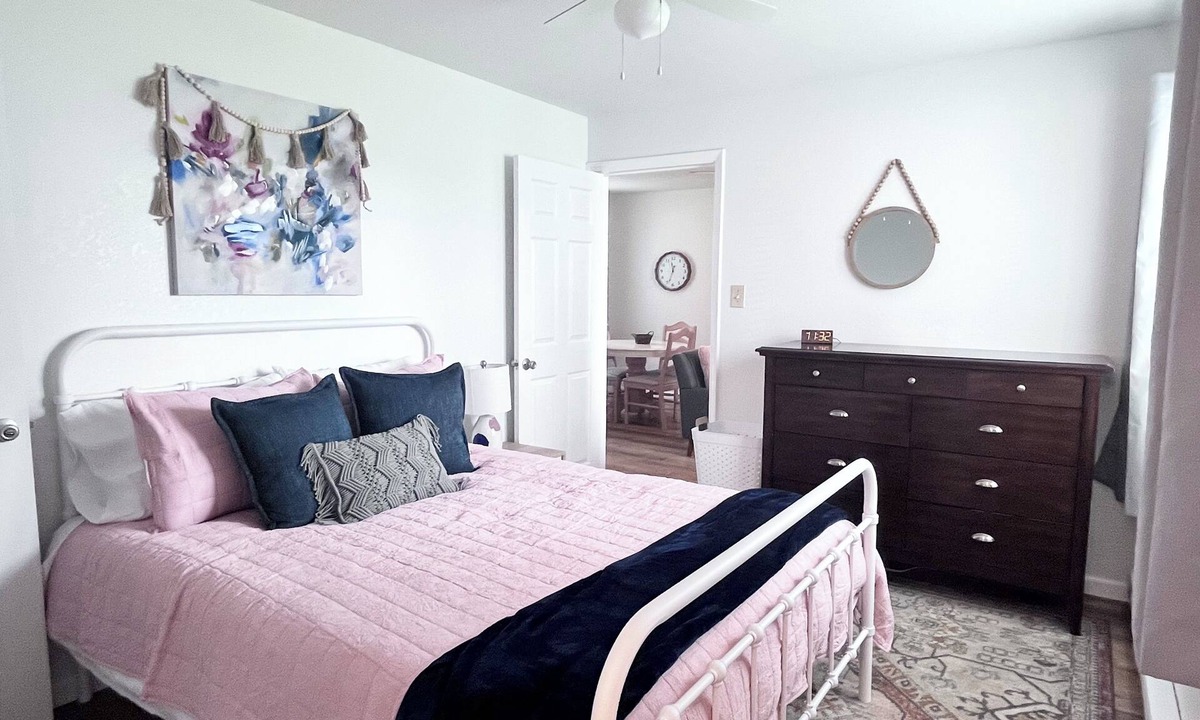 Kirksville Apartment | StayClose- 30+ days, pets, ground lvl, Queen apartment Rocky Court PINK