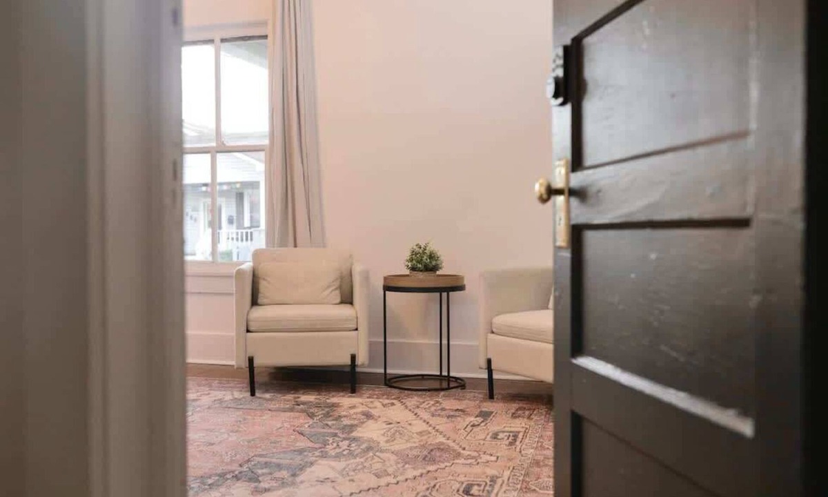 Freetown - Port Rico House | Steps from Live Music Venues-Guest Room Extended Stays