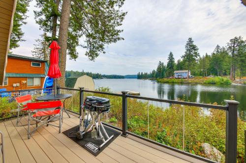Newport Apartment | Steps to Sacheen Lake: Cute Studio Cabin w/Deck