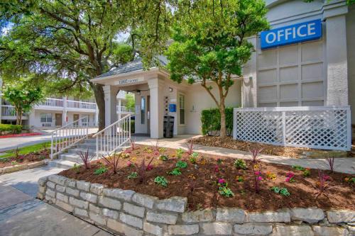 Wetmore Hotel | Studio 6 Extended Stay - San Antonio, TX - Six Flags