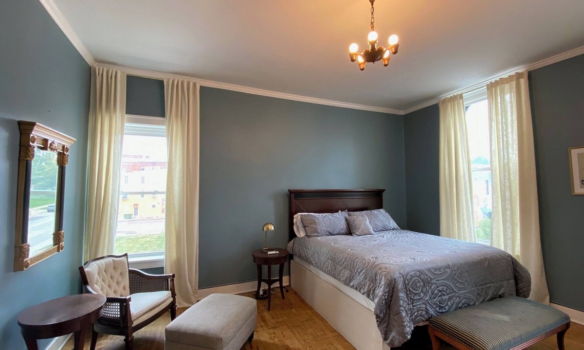 Hannibal Apartment | Studio furnished apartment located in the heart of downtown Hannibal, Missouri.