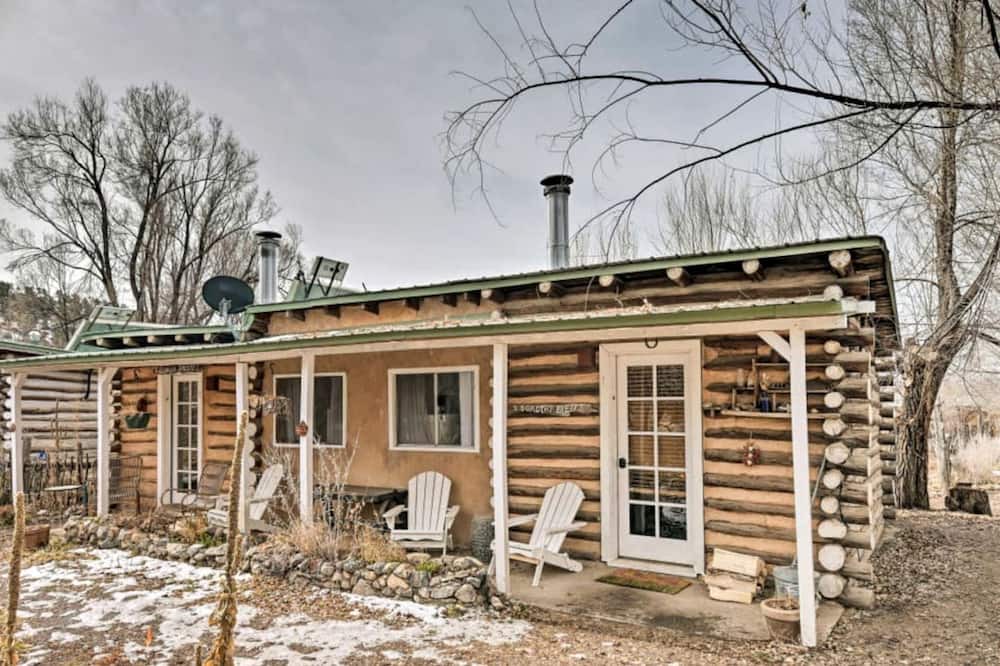 San Cristobal Cabin | Studio-Style Log Cabin near Carson National Forest, New Mexico