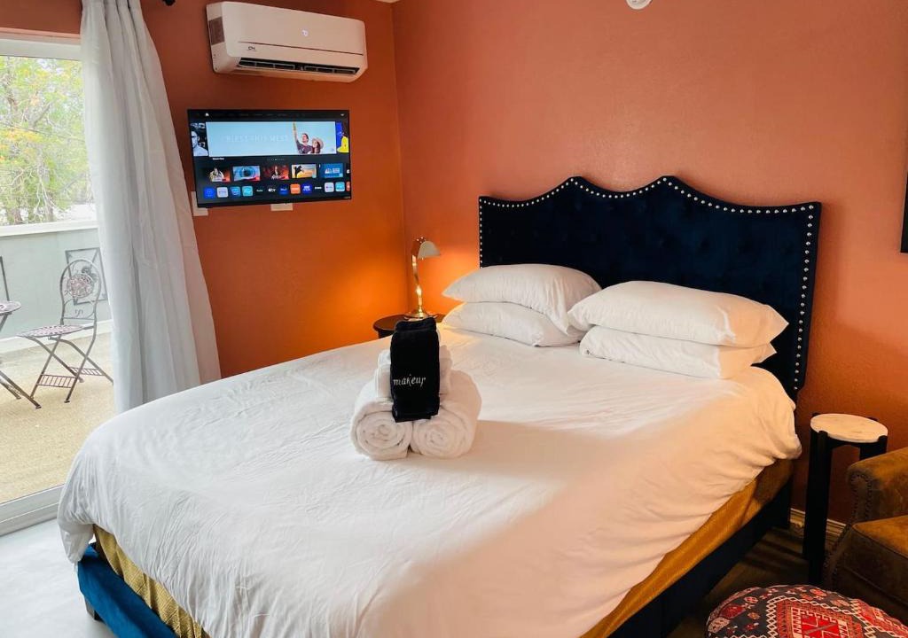 University Heights Apartment | Studio with balcony