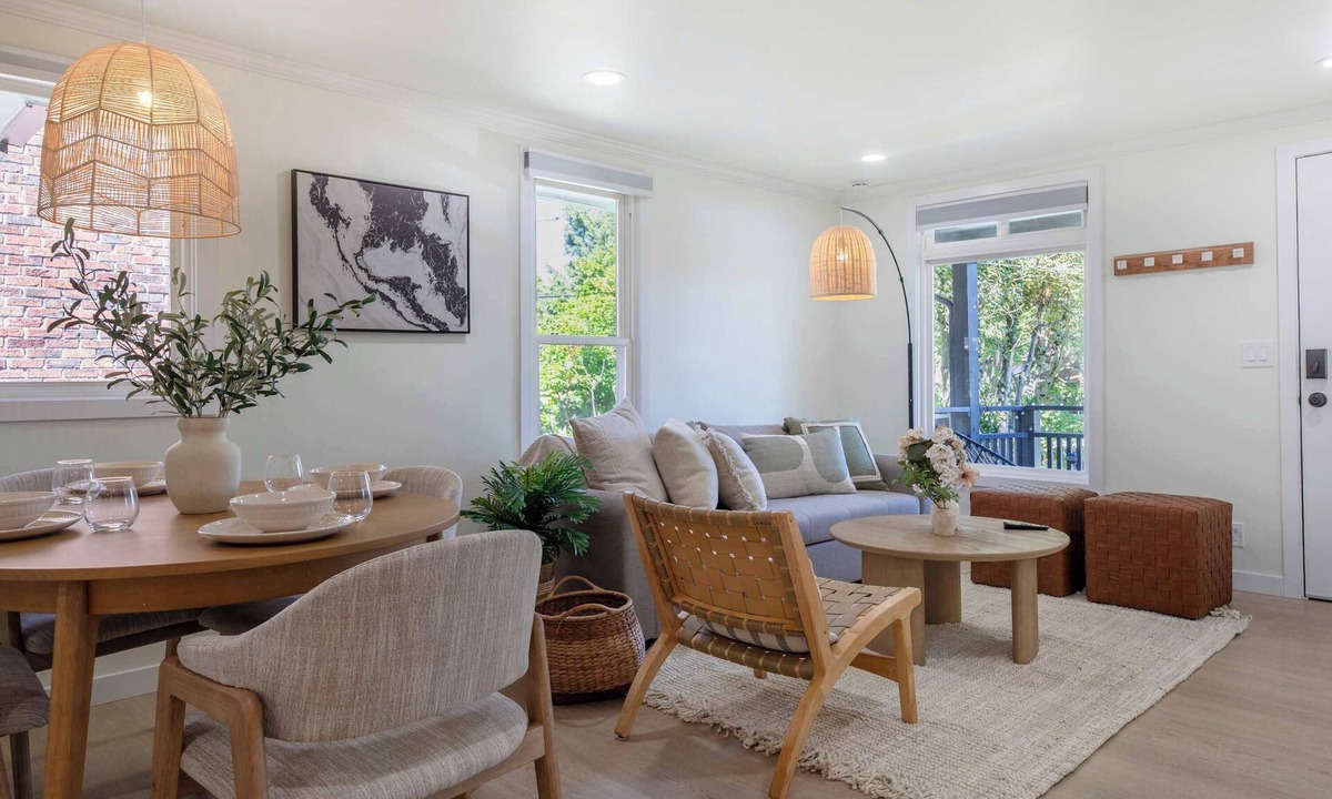 Wallingford House | Stunning 4BR Modern Gem: Near UW and Green Lake!