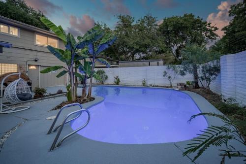 Dallas House | Stunning 5BR 2BA Holiday Home with Private Pool and Cinema