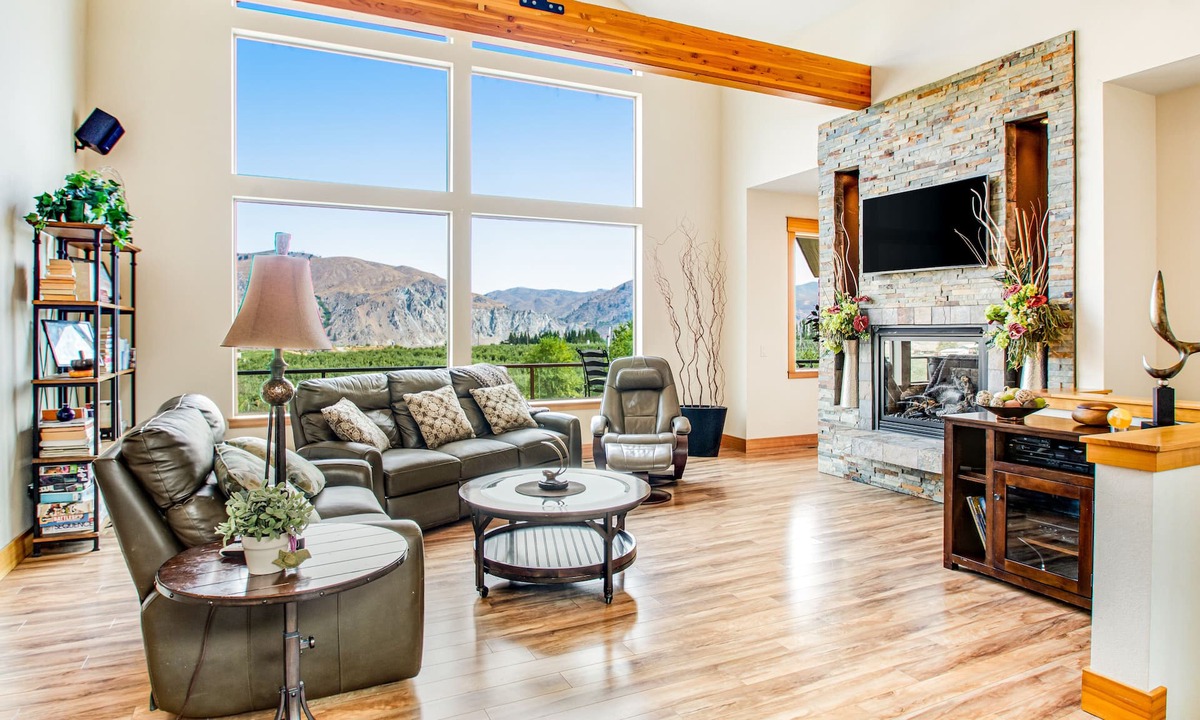 Orondo House | Stunning dog-friendly home with lovely patio/balcony & sunroom