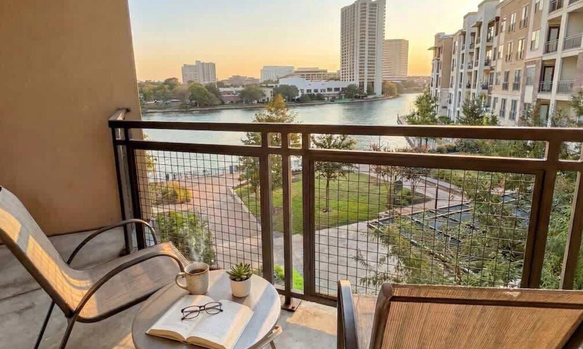 Las Colinas Apartment | Stunning Lake Views | DART Train | Gym & Pool