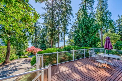 East Lake Hills House | Stunning Sammamish Lake View Home near Weowna Park