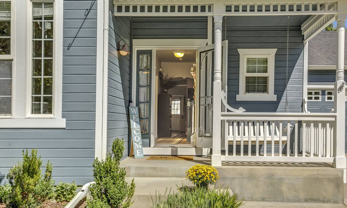 Erie House | Stunning Victorian Oasis with Privacy!