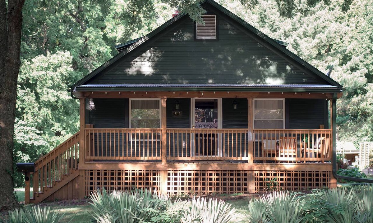 Grandview House | Stunning Vintage Oasis: Gym, BBQ Deck & Lawn X6