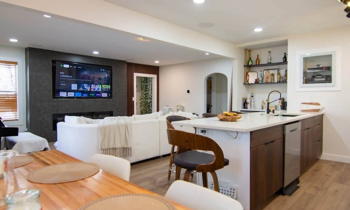 Englewood Apartment | Stylish 2bdr Englewood retreat with Private Yard
