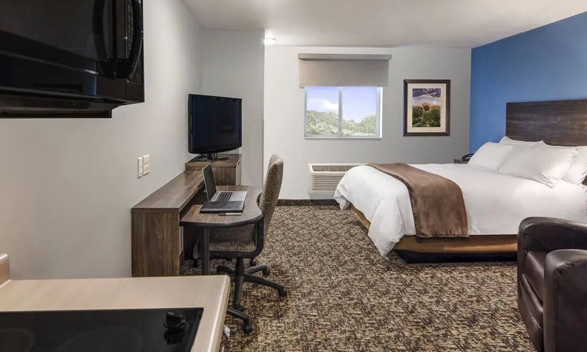 St. Joseph Hotel | Stylish 3 Rooms w/Full Kitchen Ideal for Comfortable Extended or Family Stays