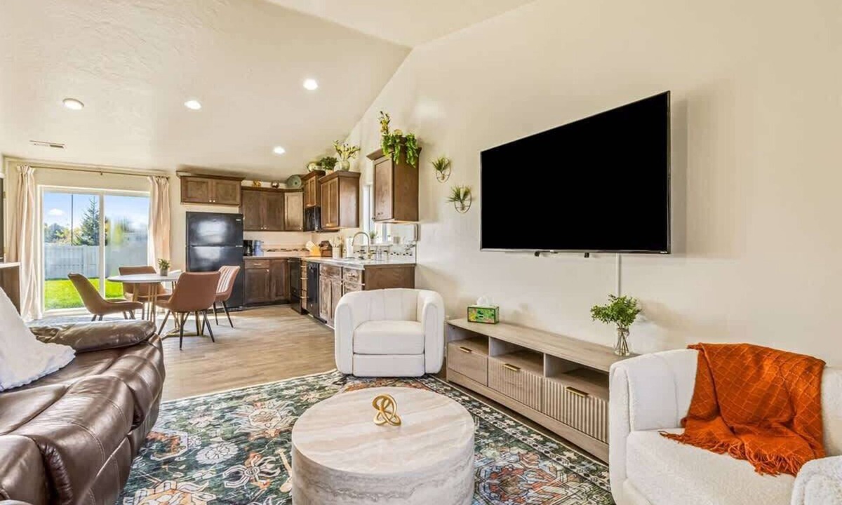 Caldwell House | Stylish 3BR Retreat Sleeps 9 Garden & Garage